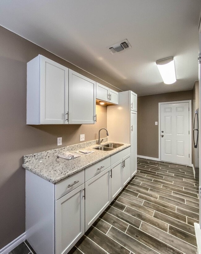 Building Photo - 2208 Shoemaker Dr