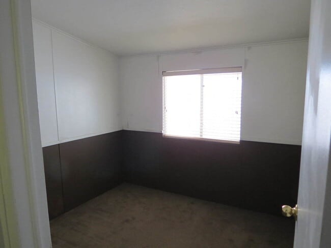 Building Photo - CLEAN 2 BED, 1 BATH IN THE FOOTHILLS!