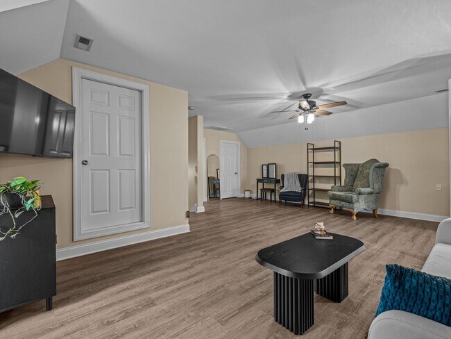 Building Photo - Beauty by the Water!