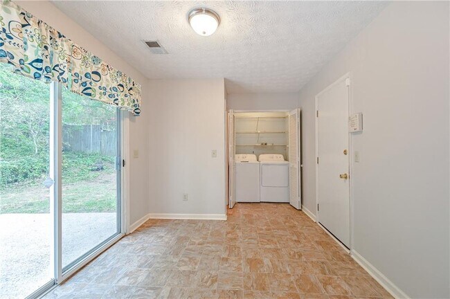 Building Photo - 3991 E Meadow Dr