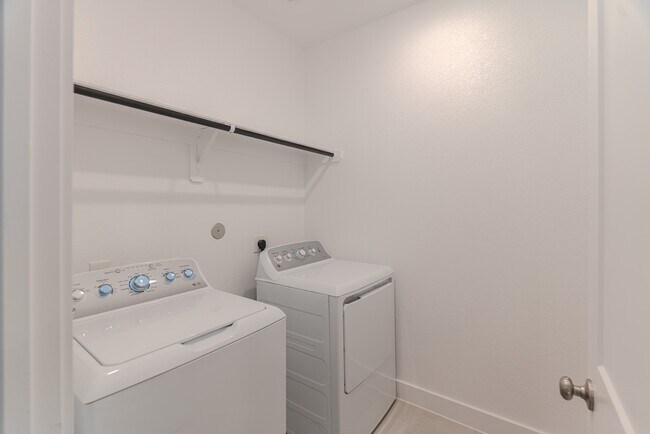 Building Photo - 112 Red Cascade Trl