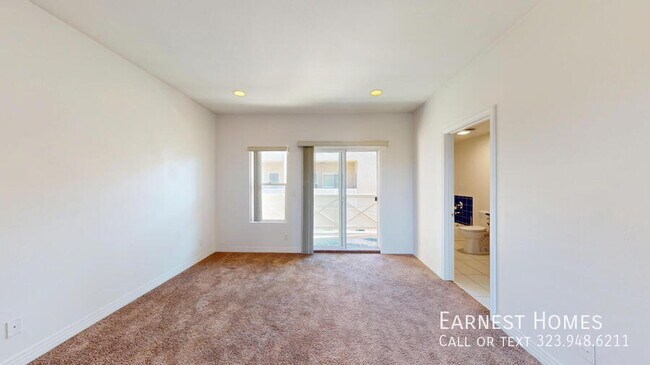 Building Photo - 11622 Oxnard St