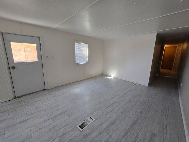 Building Photo - 2 bed, 1 bath Trailer House