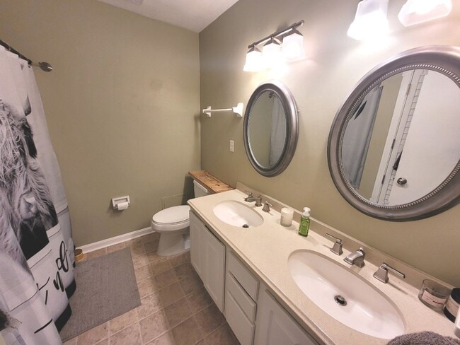 Building Photo - Spacious 5-Bedroom Home in Virginia Beach ...