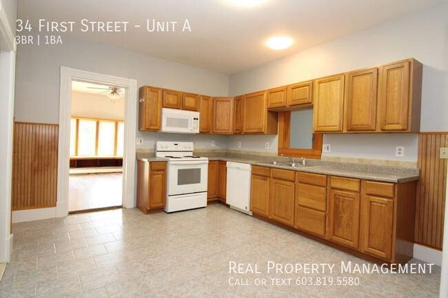 Building Photo - Spacious 3 Bedroom Apartment- Heat Include...