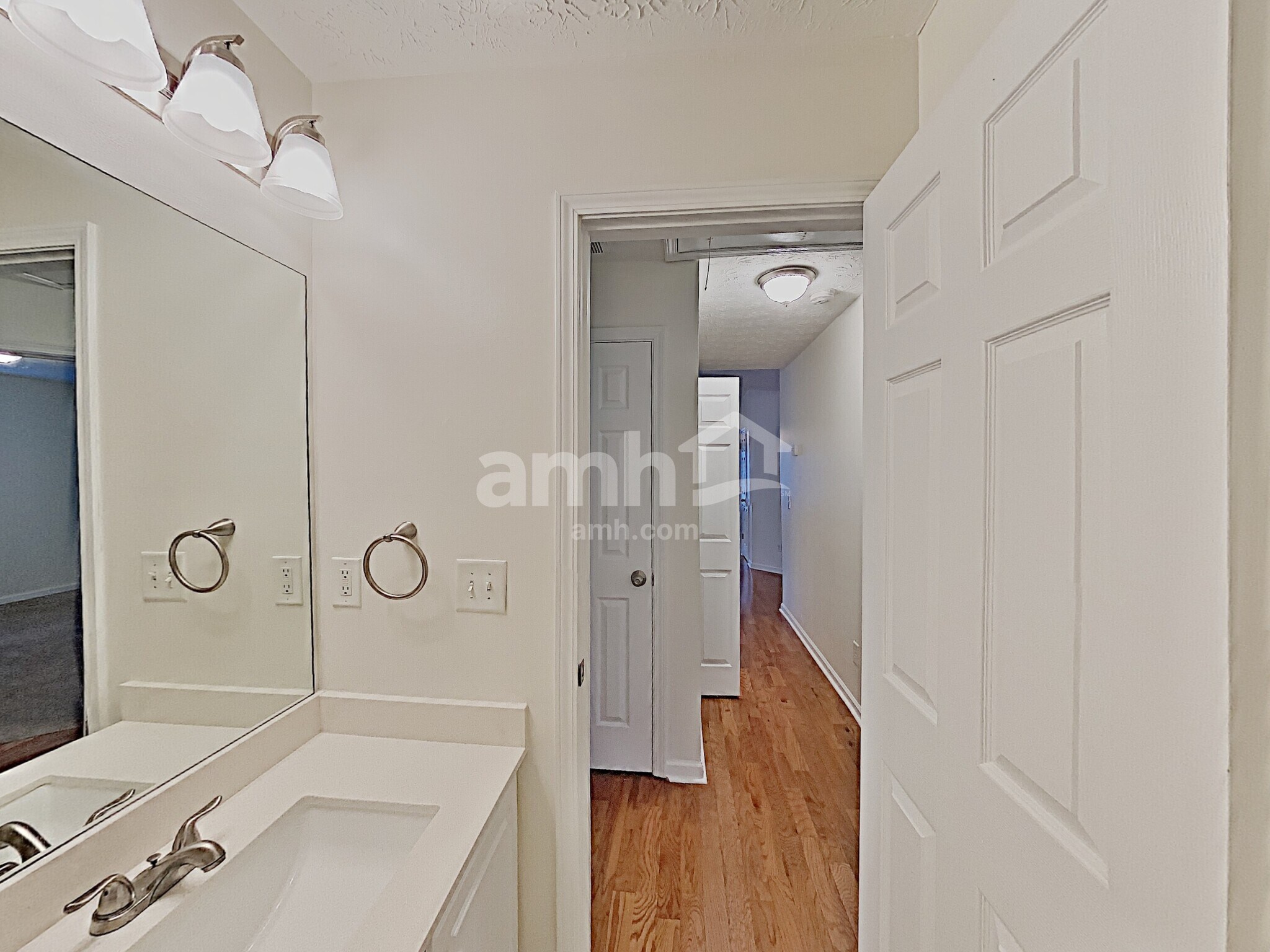 Building Photo - 558 The Blvd