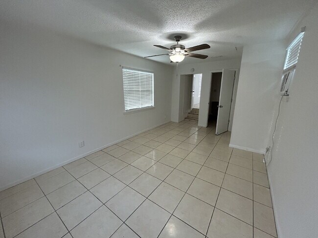 Building Photo - "Charming 3-Bedroom Home in St. Petersburg with Spacious 1,199 Sq Ft Layout!"