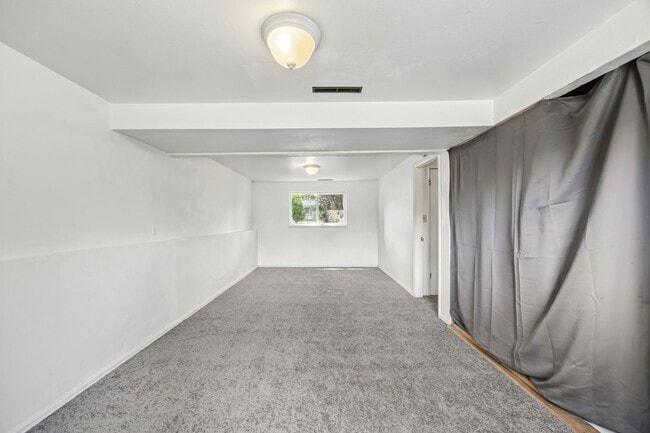 Building Photo - 4 Bedroom, 2 bathroom Located Close to Pikes Peak Community College!