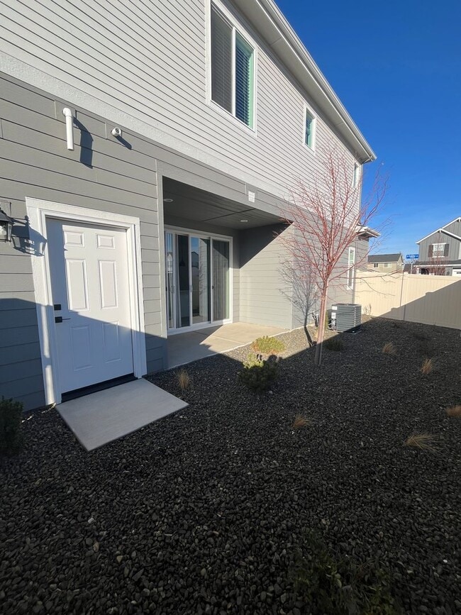 Building Photo - BRAND NEW 3 Bed 2.5 Bath Townhome