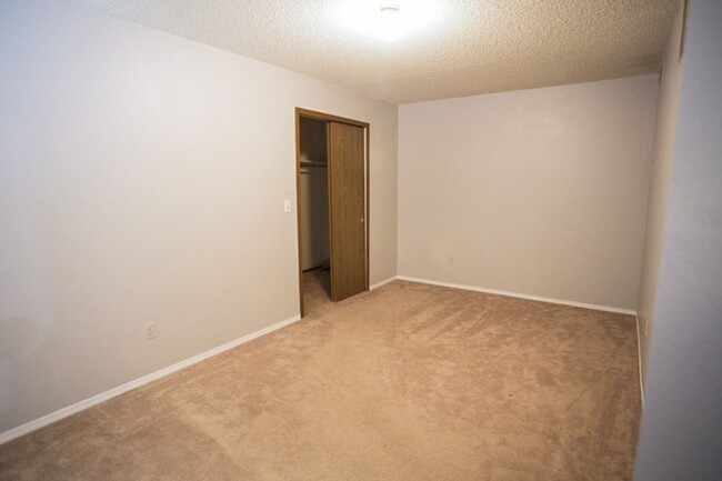 Building Photo - NICE 2-BDRM CONDO WITH FIREPLACE, GARAGE, ...