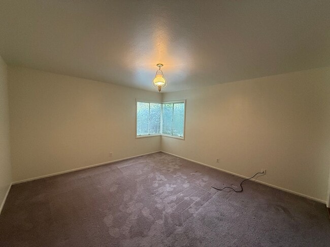 Building Photo - Spacious 3 bed 2 bath home available now!