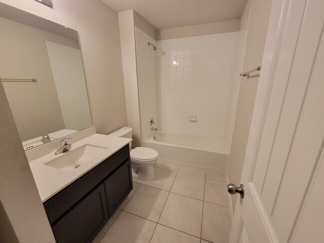 Building Photo - 3200 Crystal Bend Dr