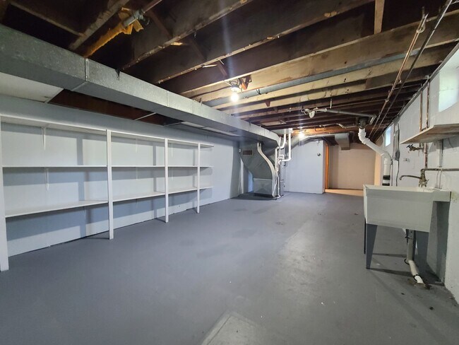 Building Photo - Spacious 4-Bed, 2-Bath Updated Home in Ben...