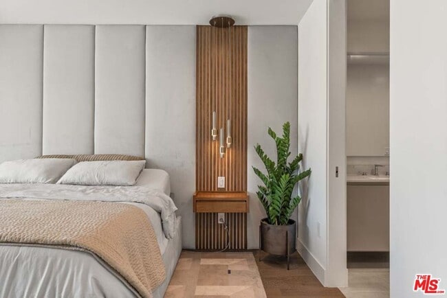 Building Photo - 728 N Sweetzer Ave