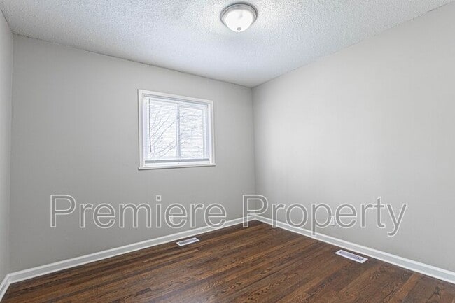 Building Photo - 1301 N Arrowhead Ridge