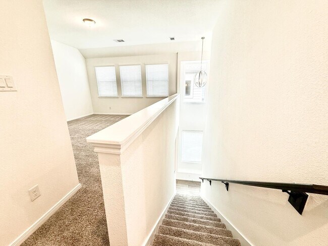 Building Photo - 620 Silver Pear Ct