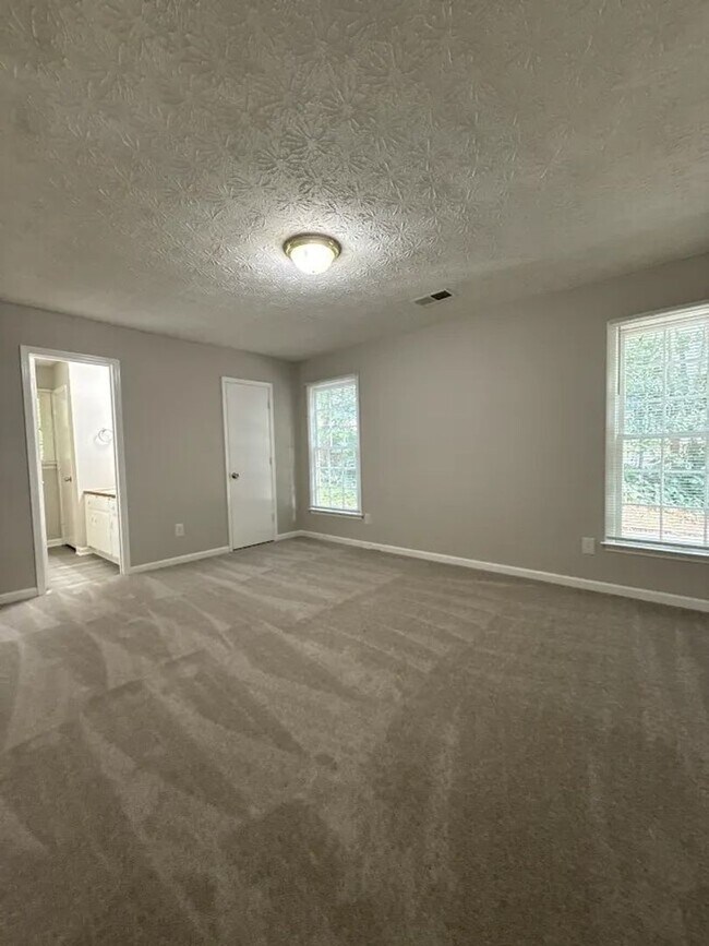 Building Photo - 2870 Lakemont Dr SW