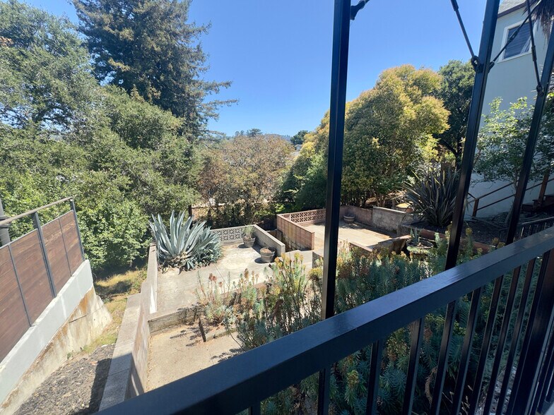 Building Photo - 914 Everett Ave