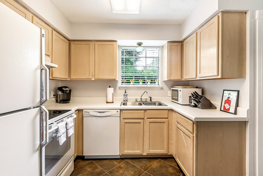 Kitchen - 1930 Dupard St