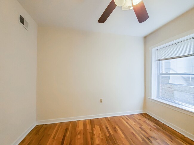 Interior Photo - 3521-29 N. Broadway