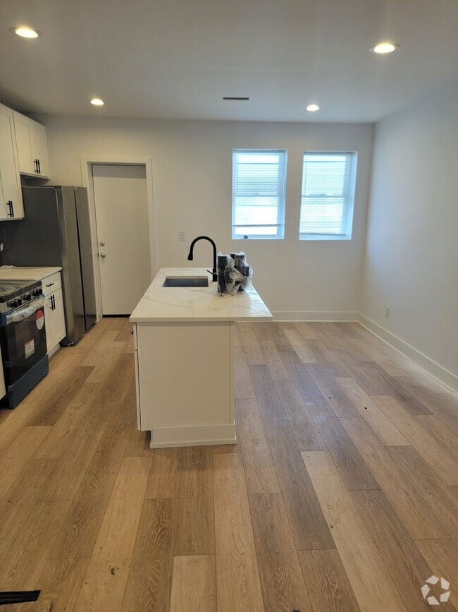 Building Photo - Fully beautiful rehab 4 bed 2.5 bath secti...