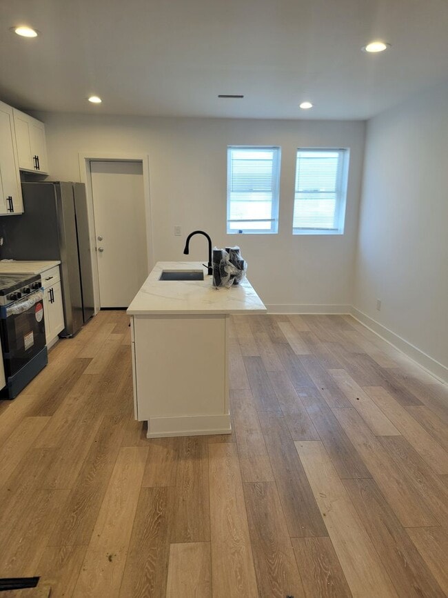 Primary Photo - Fully beautiful rehab 4 bed 2.5 bath secti...