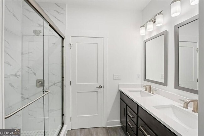 Building Photo - 2815 Medford Dr