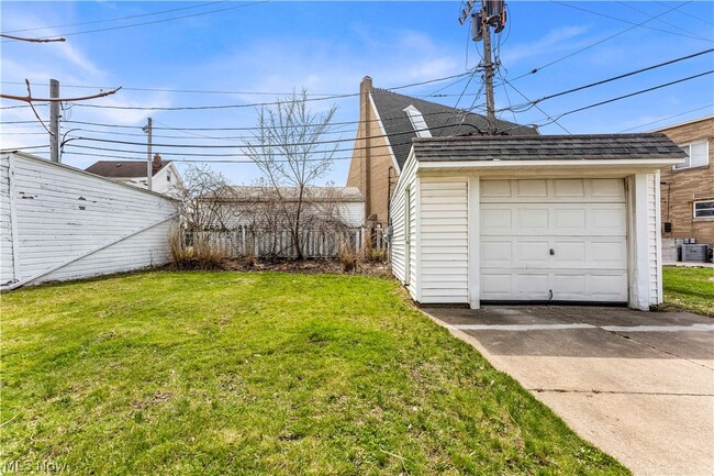 Building Photo - 10518 Langton Ave