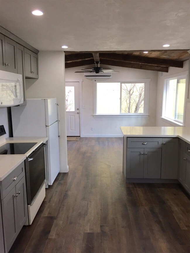 Building Photo - 305 Glenwood Rd