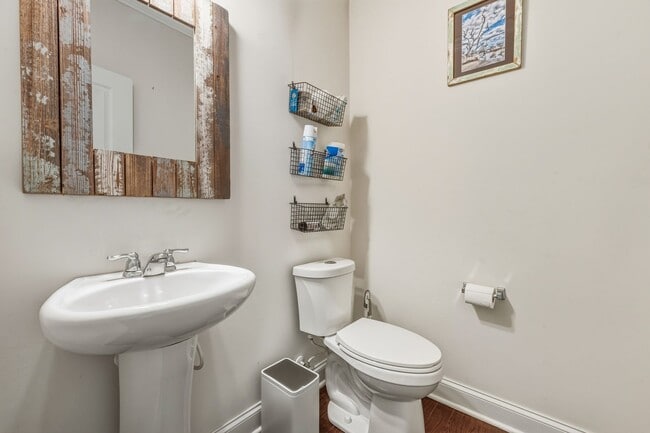 Building Photo - Stylish, Energy-Efficient 3 Bed/2.5 Bath H...