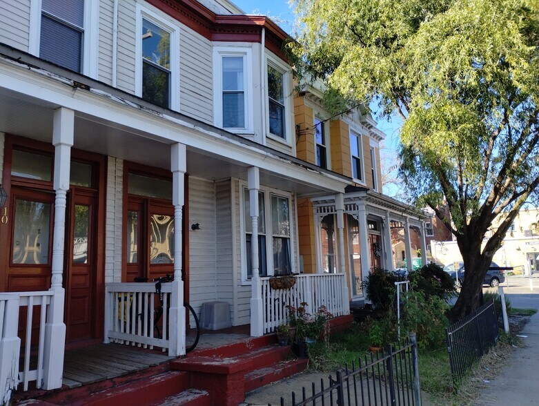 Primary Photo - 8 S Robinson St