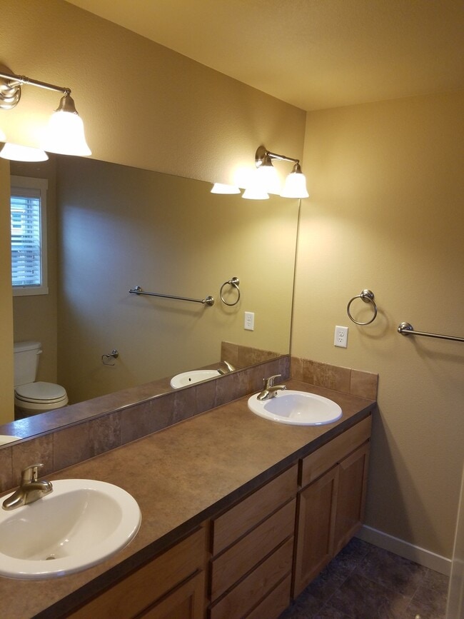 Building Photo - Beautiful Townhome in perfect location, only minutes from I-5