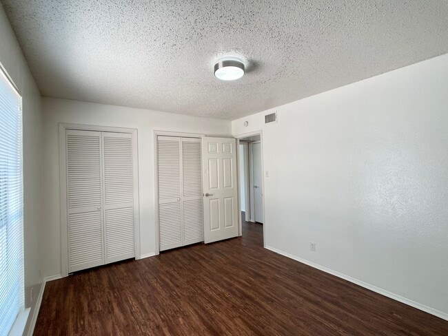 Building Photo - Upgraded 2/1 in South Austin