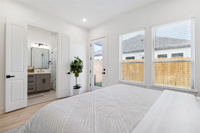 Building Photo - 6528 Weston St