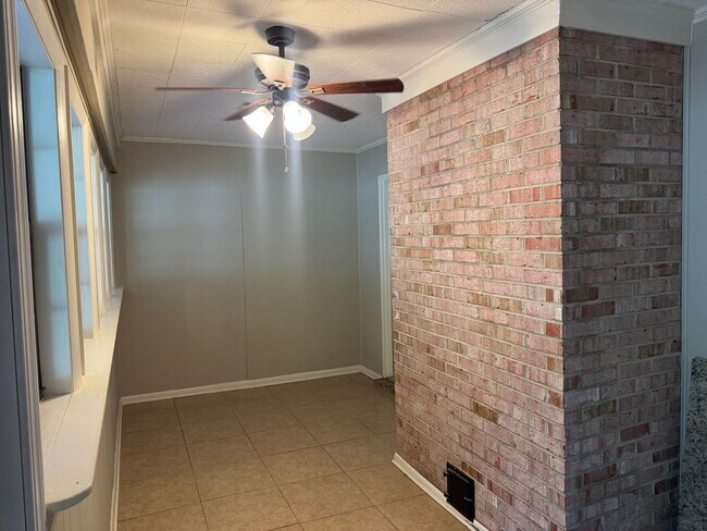 Building Photo - Beautiful home with over 2k square feet!