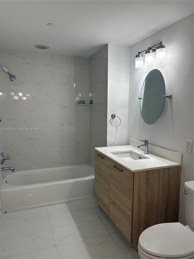 Building Photo - Beautiful 2-Bedroom + Den Condo with Bay V...