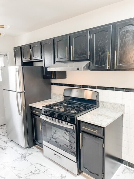 Stainless appliances & Granite Counters - 8150 Whitburn Dr