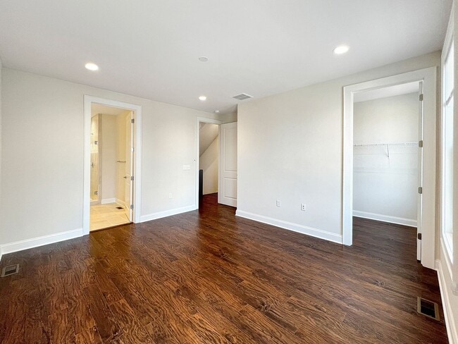 Building Photo - Stunning Luxury Townhome with Elevator in ...