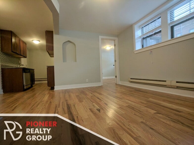 Building Photo - 4409 N Wolcott Ave