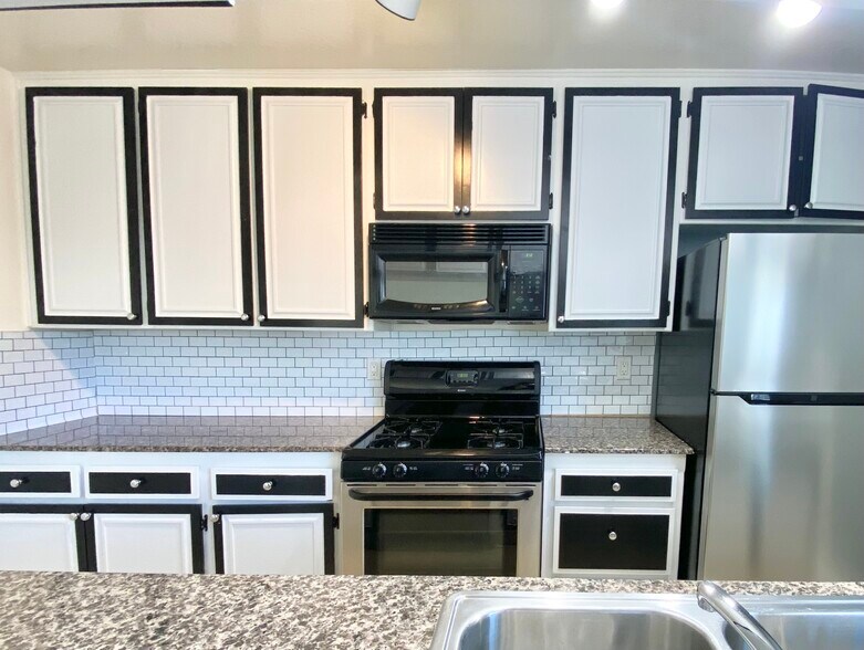 Building Photo - 7045 Woodley Ave