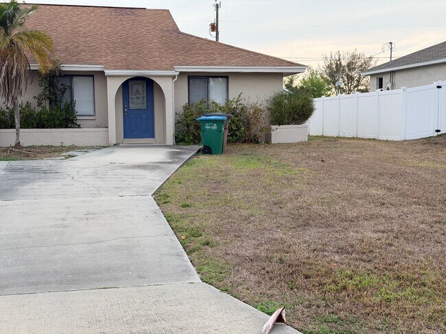 Building Photo - 2 Bed/1 bath Centrally Located~