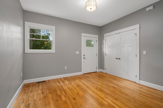 Building Photo - Beautiful & Modern 3-Bedroom Townhome near...