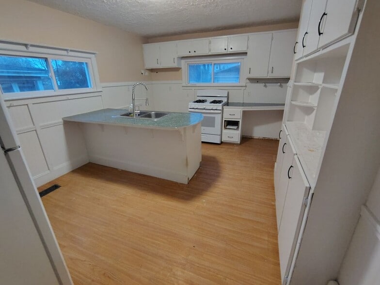 Building Photo - 147 E Matson Ave