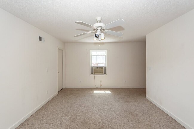 Building Photo - 765 Leafwood Rd