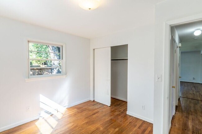 Building Photo - 104 Stratford Ct