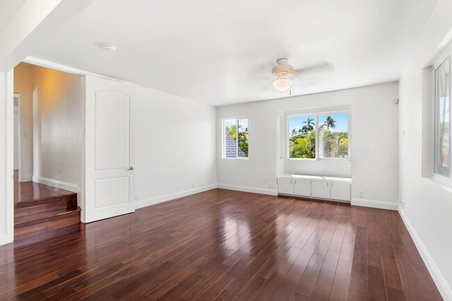Building Photo - Kahala Home 5 bedroom 4 bath with Large Yard