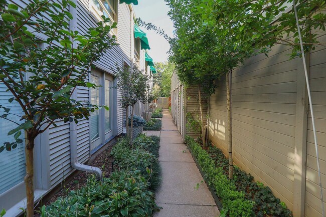 Building Photo - 1 Bed | 1.5 Bath Near Downtown Tulsa!
