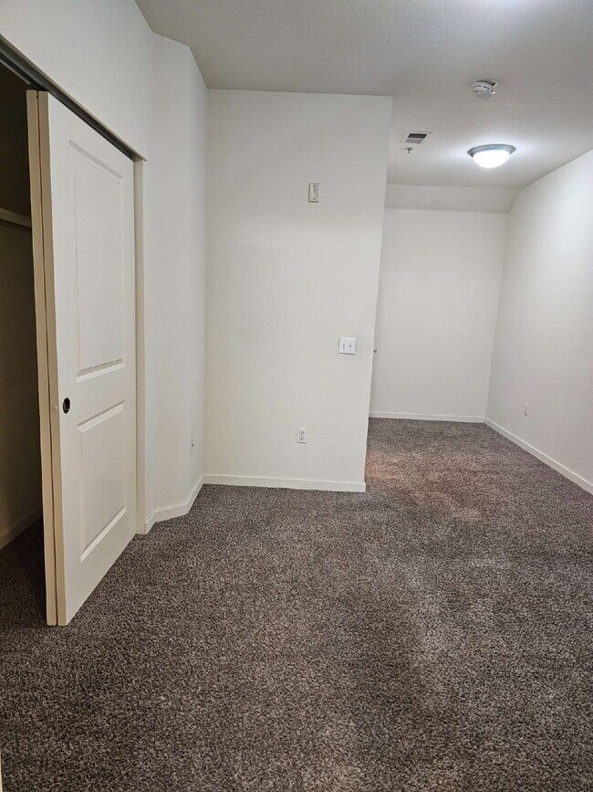 Building Photo - Convenient and Spacious 2BR/2BA in Park Hill of Denver