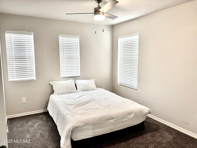 Building Photo - 2732 N Neruda Ln