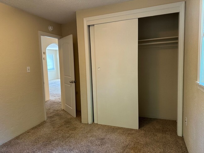 Building Photo - Well maintained home, recent upgrades, cut...